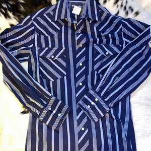 Size small, wrangler pin stripe, pearl snap.